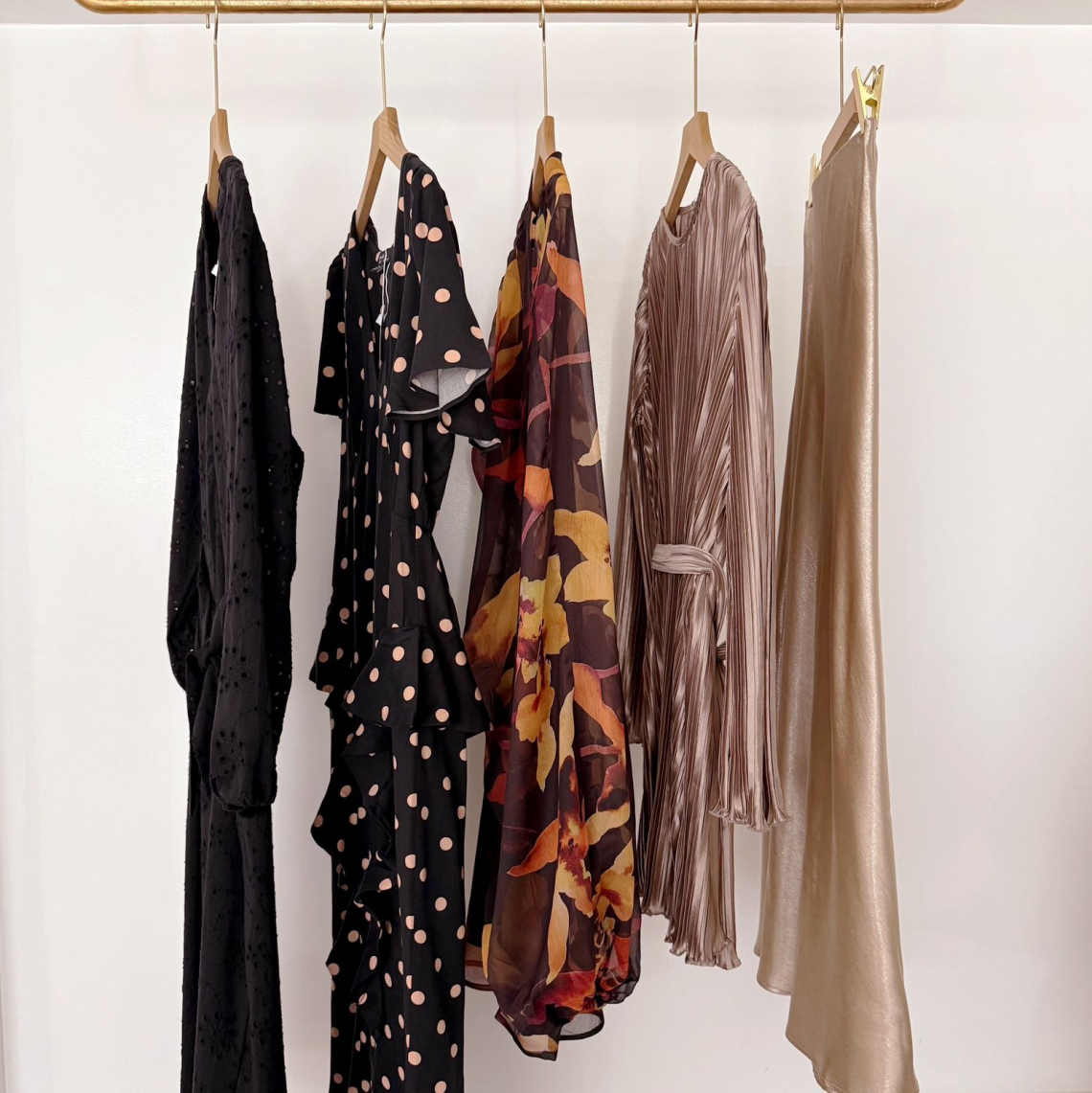 އާބަން ތްރެޑްސްގައި ވިއްކާ ބައެއް ހެދުންތައް. -- ފޮޓޯ: އާބަން ތްރެޑްސް