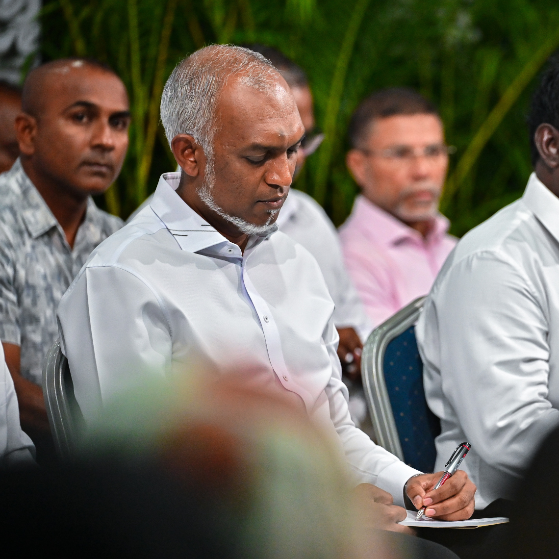 ހުޅުމާލެ 1 ގެ ރައްޔިތުންނާ ބައްދަލުކުރައްވަން ރައީސް މުއިއްޒު ރޭ ބޭއްވި ބައްދަލުވުމުގައި އާންމުންގެ ޝަކުވާތައް ނޯޓު ކުރައްވަނީ.---ފޮޓޯ: ފަޔާޒު މޫސާ| މިހާރު