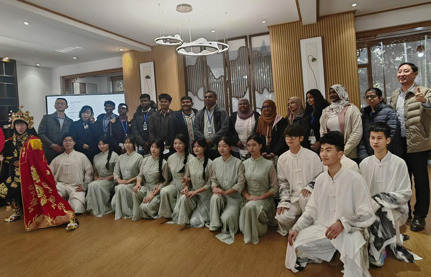 ޗައިނާގެ ޗެންގްޑޫއަށް ރާއްޖޭގެ ބައެއް ސްކޫލުތަކުގެ ގްރޭޑް 12ގެ ދަރިވަރުން ކުރި ދަތުރުގައި ޑުޖަޔަނަގް ޔުނިާސިޓީގެ ދަރިވަރުންނާއެކު-- ފޮޓޯ: މިހާރު