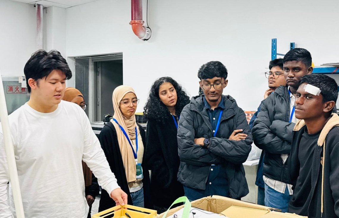 ޗައިނާގެ ޗެންގްޑޫއަށް ރާއްޖޭގެ ބައެއް ސްކޫލުތަކުގެ ގްރޭޑް 12ގެ ނުވަ ދަރިވަރުން ކުރި ދަތުރުގައި ޔުނިވާސިޓީ އޮފް ޓެކްނޮލޮޖީ އެންޑް ސައިސަށް ކުރި ޒިޔާރަތުގައި-- ފޮޓޯ: މިހާރު