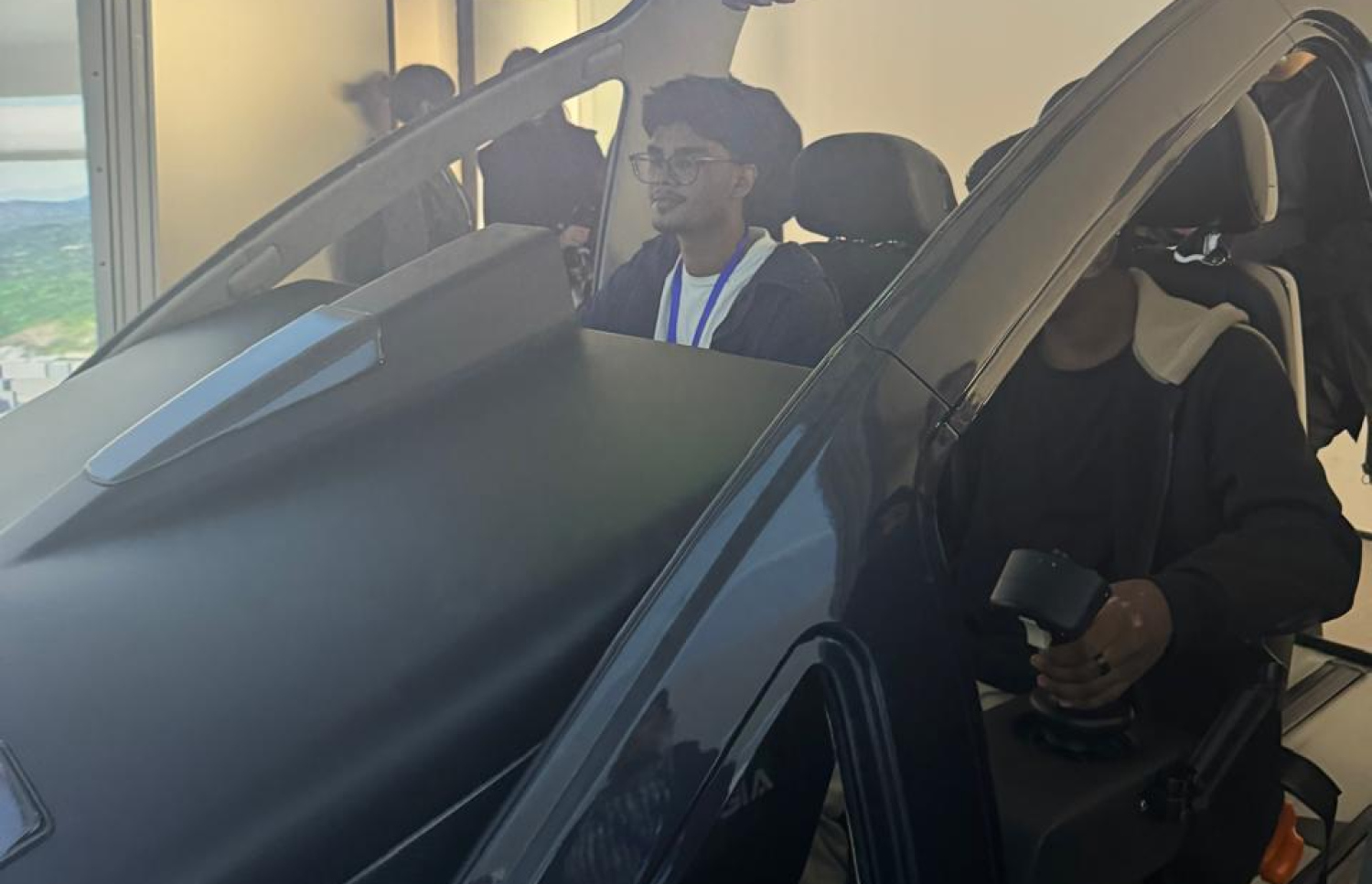 އެ ތަނުގައި ހުރި މޮޑެލް މަތިންދާބޯޓުތަކަށް އަރާ ދެ ދަރިވަރުން ތަޖުރިބާ ކޮށްލަނީ.-- ފޮޓޯ: މިހާރު