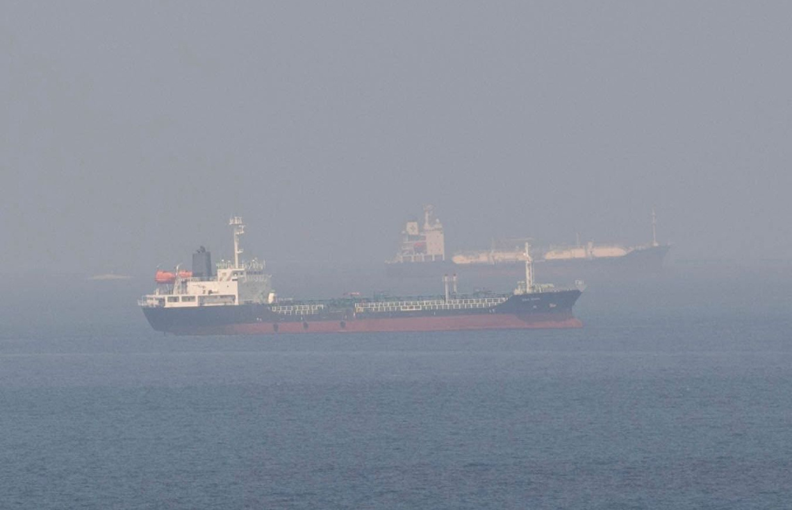 މާލެ ކައިރީގައި މަޑުކޮށްގެން އޮތް މުދާ އުފުލާ ބޯޓެއް: މާލެ ސަރަހައްދުގެ ވައި ވަރަށް ބޮޑަށް ވަނީ ނުސާފުވެފައި.-- ފޮޓޯ: ނިޝާން އަލީ | މިހާރު