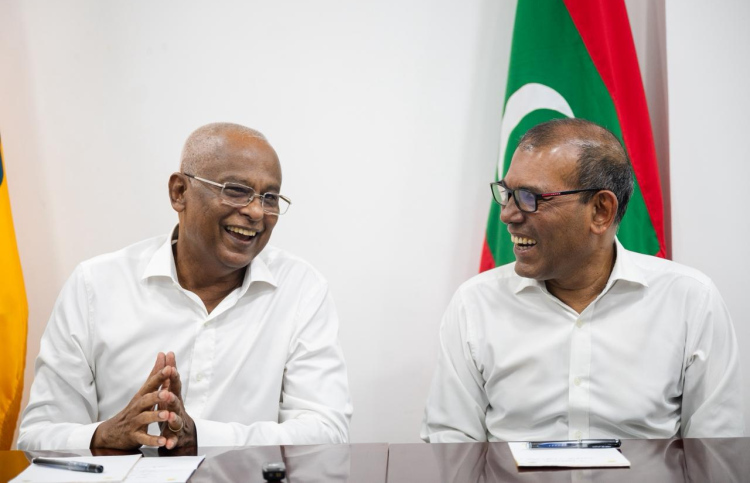 ނަޝީދާއި އިބޫ މާޒީ ދޫކޮށް އެކުގައި މަސައްކަތްކުރައްވަނީ