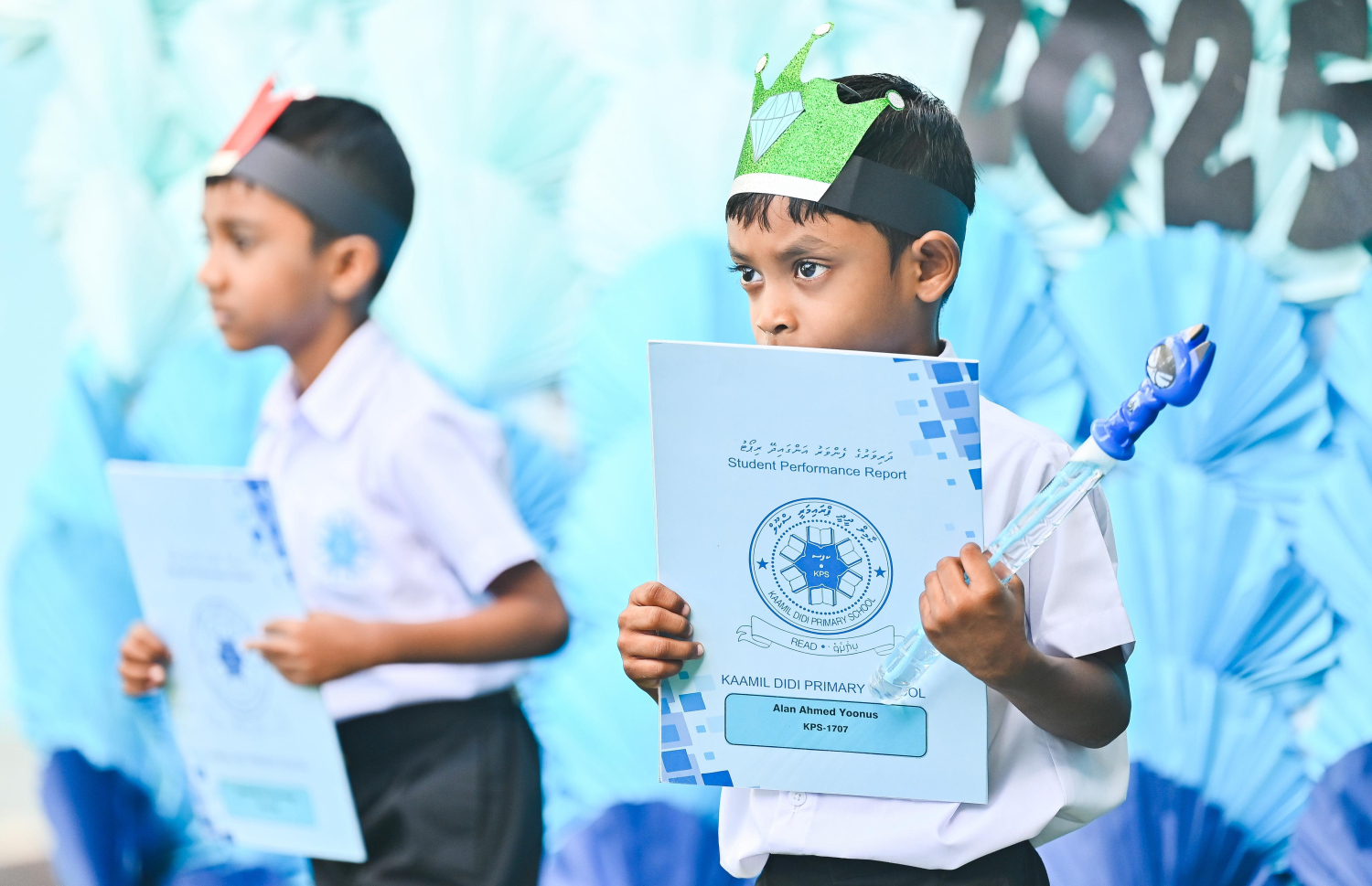 ދަރިވަރުންތަކެއް ރިޕޯޓު ފޮތް ހިފައިގެން.-- ފޮޓޯ: ފަޔާޒް މޫސާ / މިހާރު