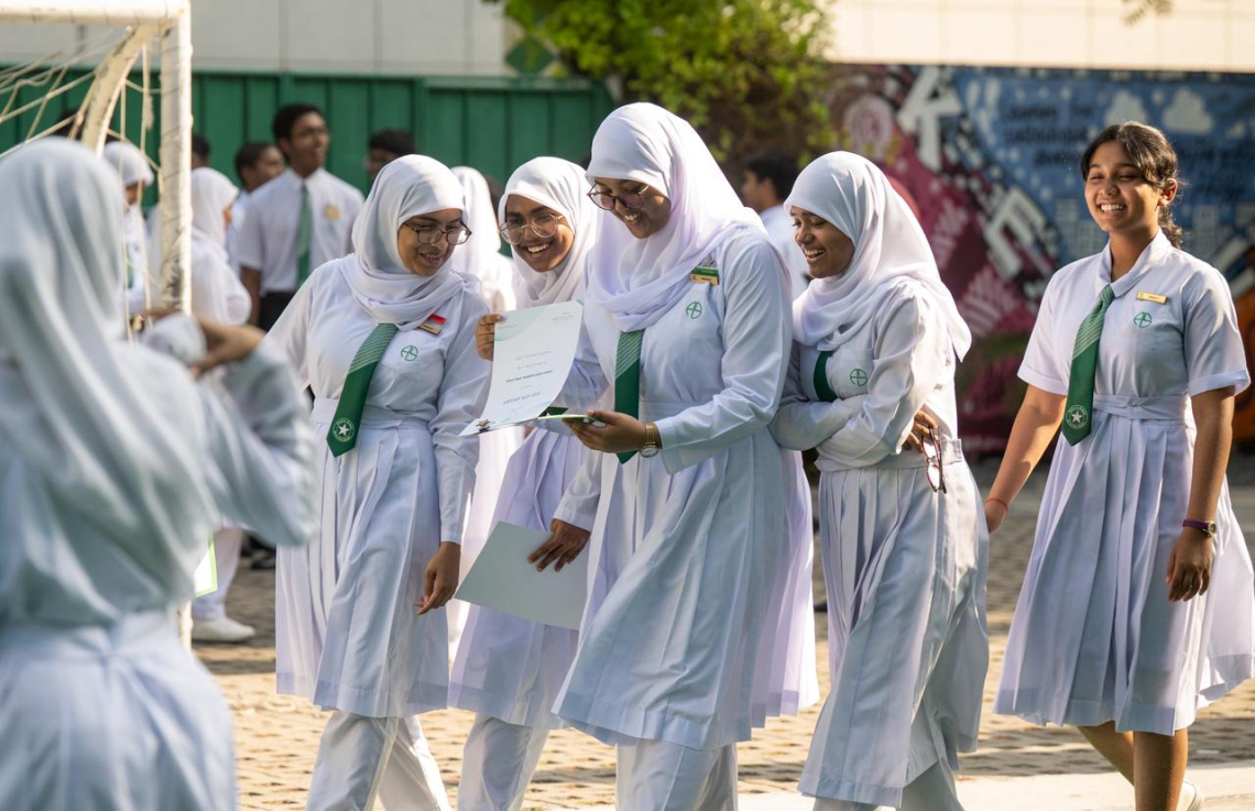 މި އަހަރު އޭޕްރީލްގައި ފެށި ދިރާސީ އަހަރުގެ ކިޔެވުން ނިންމައި އަމީނިއްޔާ ސްކޫލު ކުދިންތަކެއް ރިޕޯޓު ފޮތް ހިފައިގެން.-- ނިޝާން އަލީ / މިހާރު