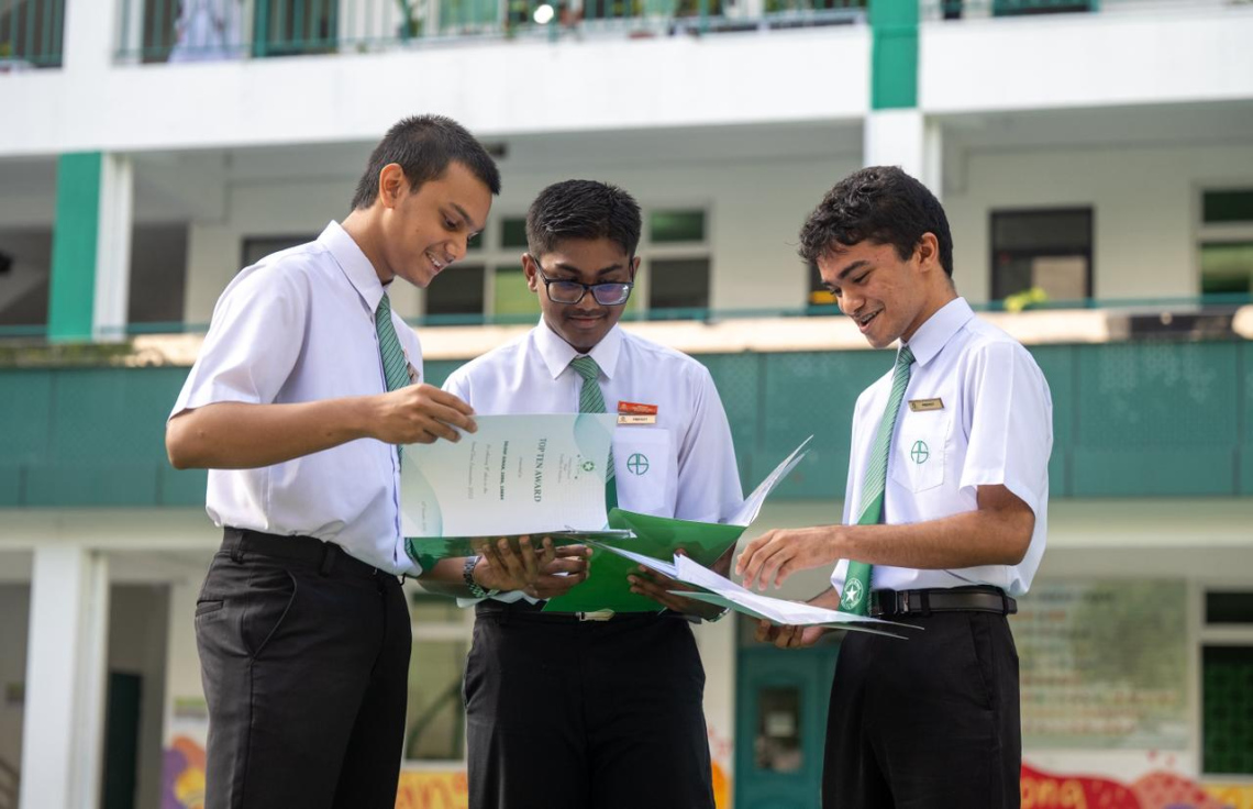 ދަރިވަރުންތަކެއް ރިޕޯޓު ފޮތް ހިފައިގެން.-- ނިޝާން އަލީ / މިހާރު