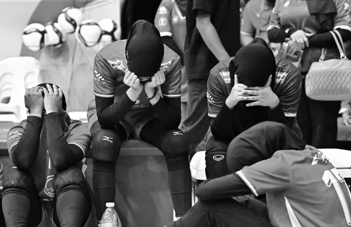 މިދިޔަ އަހަރު ސެޕްޓެމްބަރު މަހު ރާއްޖޭގައި ބޭއްވި އޭޝިއާގެ ސެންޓްރަލް ޒޯން އަންހެން ވޮލީ ޗެލެންޖް ކަޕްގެ ފައިނަލުގައި ކިރިގިސްތާނު އަތުން ބަލިވި މެޗަށް ފަހު ދިވެހި ކުޅުންތެރިން މާޔޫސްވެފައި: އެ ހިތި ތަޖުރިބާއިން ދިވެހި ކުޅުންތެރިން މިފަހަރު ތިބީ އުއްމީދެއްގައި --- ފައިލް ފޮޓޯ: ނިޝާން އަލީ | މިހާރު