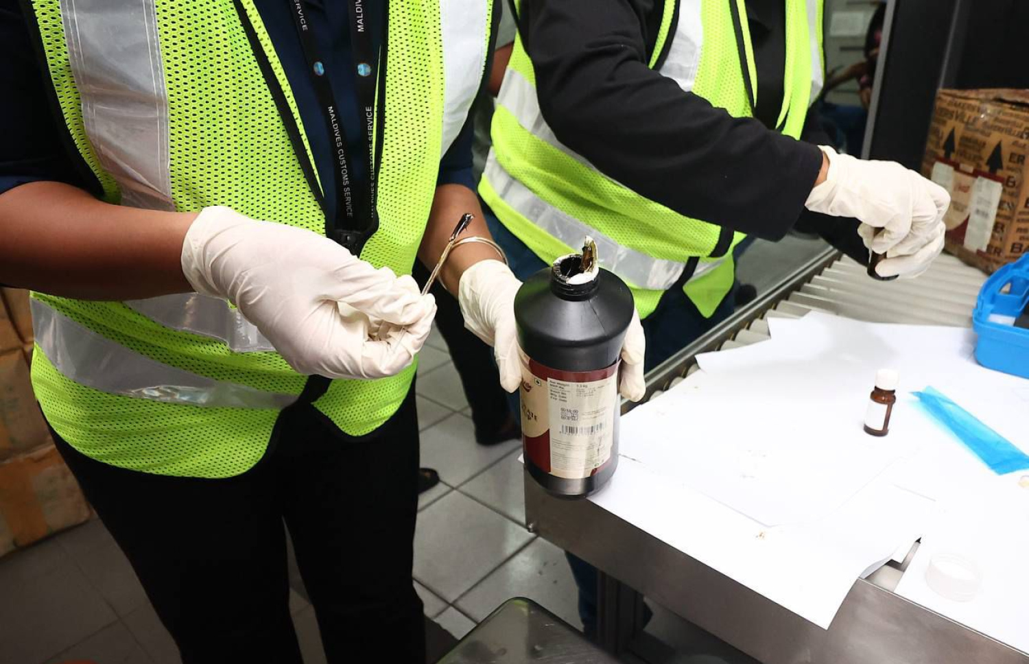 ކަސްޓަމްސް އިން މިދިޔަ ބުރާސްފަތި ދުވަހުގެ ރޭ އަތުލައިގަތް ޑްރަގް ޓެސްޓު ކުރަނީ: މި ތަކެތި އެތެރެކުރި ރާސް މޯލްޑިވްސްގެ ވެރިޔާ އާދިލް ވެސް ވަނީ ހައްޔަރުކޮށްފައި.