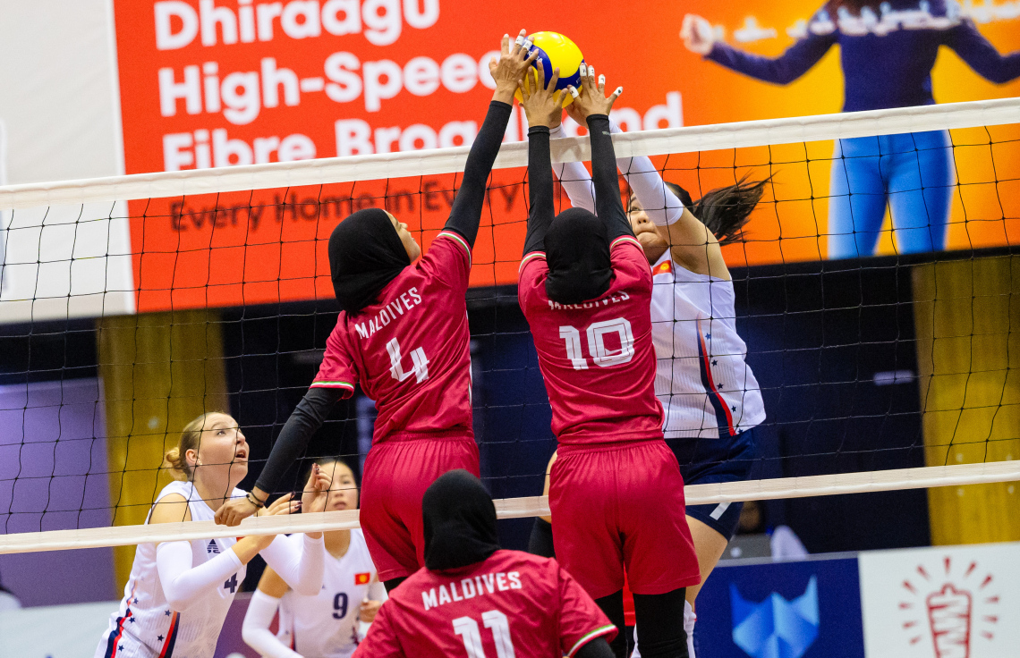 ކާވާ ކަޕްގެ ފައިނަލް މެޗުގައި ކިރިގިސްތާނުން ފޮނުވާލި ބޯޅަ ބްލޮކް ކުރަން ރާއްޖޭގެ ގައުމީ ޓީމް ކުޅުންތެރިން މަސައްކަތް ކުރަނީ.--- ފޮޓޯ: ފަޔާޒު މޫސާ | މިހާރު