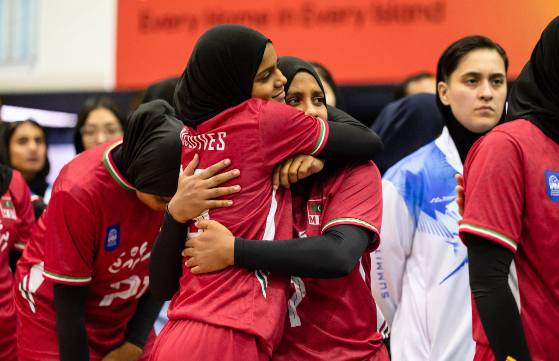 ކާވާ ކަޕްގެ ފައިނަލް މެޗުގައި ރާއްޖެ އާއި ކިރިގިސްތާން ބައްދަލުކުރި މެޗަށް ފަހު، ދިވެހި ގައުމީ ވޮލީ ޓީމުގެ ކުޅުންތެރިން ބައްދާލަނީ: މި މެޗު 3-1 ސެޓުން ކާމިޔާބުކުރީ ކިރިގިސްތާން ޓީމު.--- ފޮޓޯ: ފަޔާޒު މޫސާ | މިހާރު