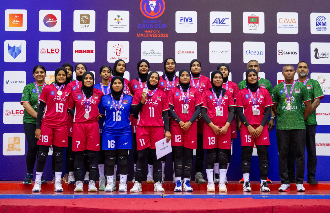 ކާވާ ކަޕްގެ ދެވަނަ ޓީމަކަށް ހޮވުނު ރާއްޖޭގެ ގައުމީ ވޮލީ އަންހެން ޓީމު ފޮޓޯއަކަށް ހުއްޓިލައިގެން: ފައިނަލް މެޗުގައި ކިރިގިސްތާނާ ވާދަކޮށް ރާއްޖެ ބަލިވީ 3-1 ސެޓުން.--- ފޮޓޯ: ފަޔާޒު މޫސާ | މިހާރު