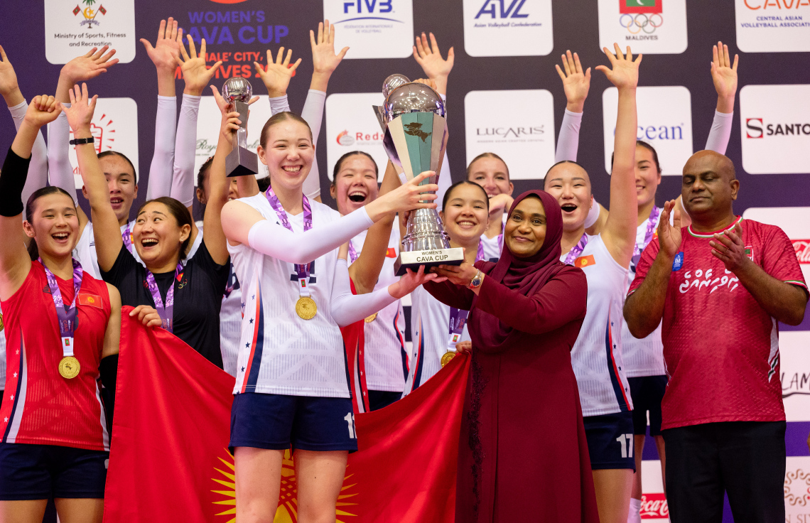 ކާވާ ކަޕް ކާމިޔާބް ފައިނަލުގައި 3-1 ސެޓުން ރާއްޖެ ބަލިކޮށް މުބާރާތް ކާމިޔާބުކުރީ ކިރިގިސްތާންގެ ގައުމީ ވޮލީ އަންހެން ޓީމާ ފަސްޓް ލޭޑީ ސާޖިދާ މުހައްމަދު ތަށި ހަވާލުކޮށްދެއްވަނީ.--- ފޮޓޯ: ފަޔާޒު މޫސާ | މިހާރު