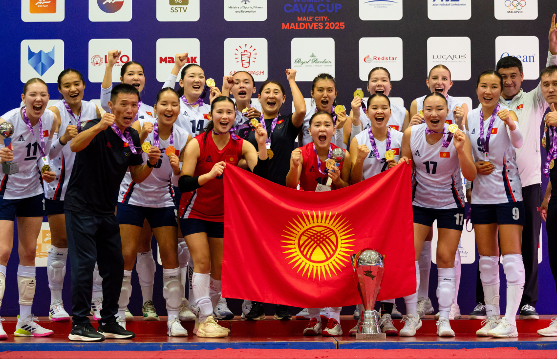 ކާވާ ކަޕްގެ ފައިނަލުގައި 3-1 ސެޓުން ރާއްޖެ ބަލިކޮށް މުބާރާތް ކާމިޔާބުކުރި ކިރިގިސްތާންގެ ގައުމީ އަންހެން ވޮލީ ޓީމުގެ ކުޅުންތެރިން ތައްޓާއެކު އުފާފާޅުކުރަނީ.--- ފޮޓޯ: ފަޔާޒު މޫސާ | މިހާރު