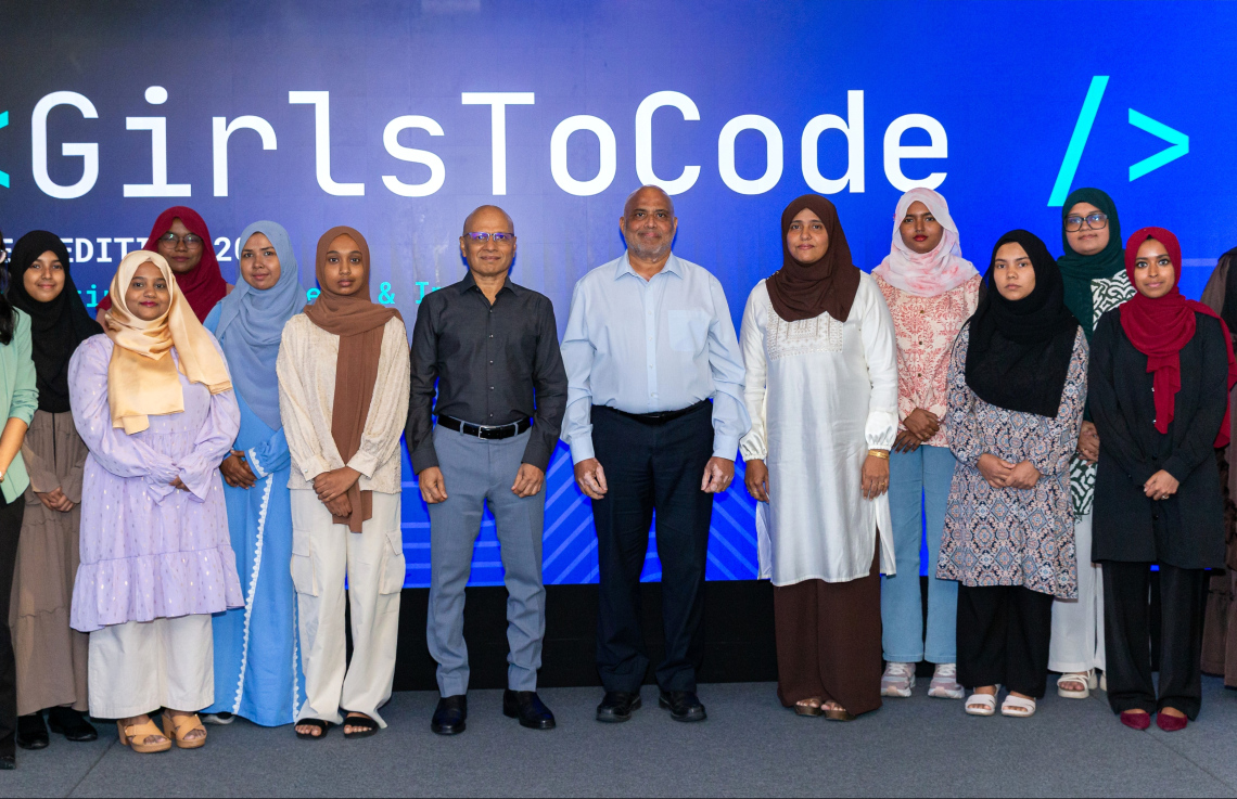 ދިރާގުން ވިމެން އިން ޓެކާ ގުޅިގެން ކޯޑިން ދަސްކޮށްދީފި