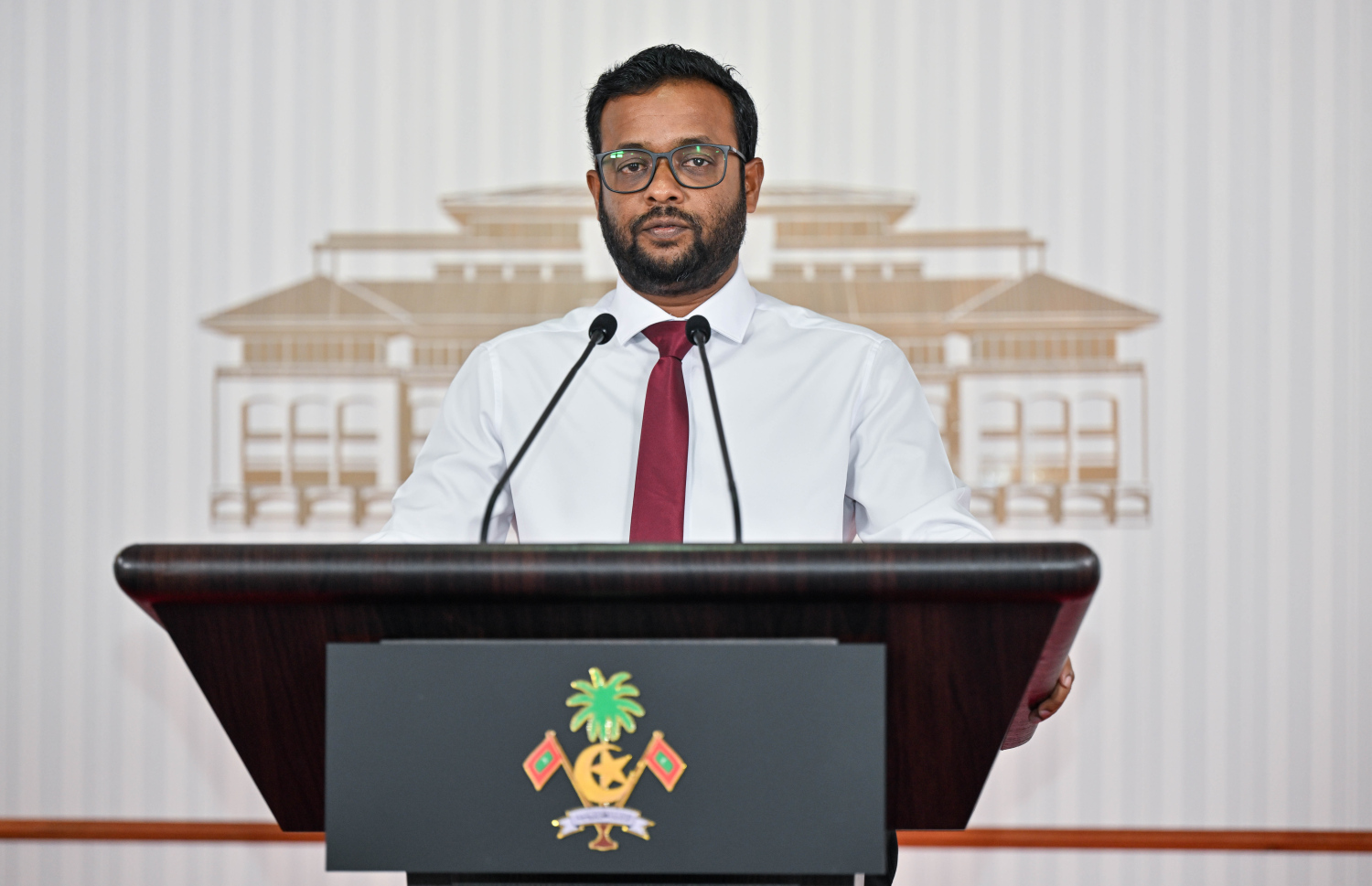 ނޫސްވެރިންގެ ބައްދަލުވުމުގައި މުއްތަލިބު ވާހަކަ ދައްކަވަނީ.