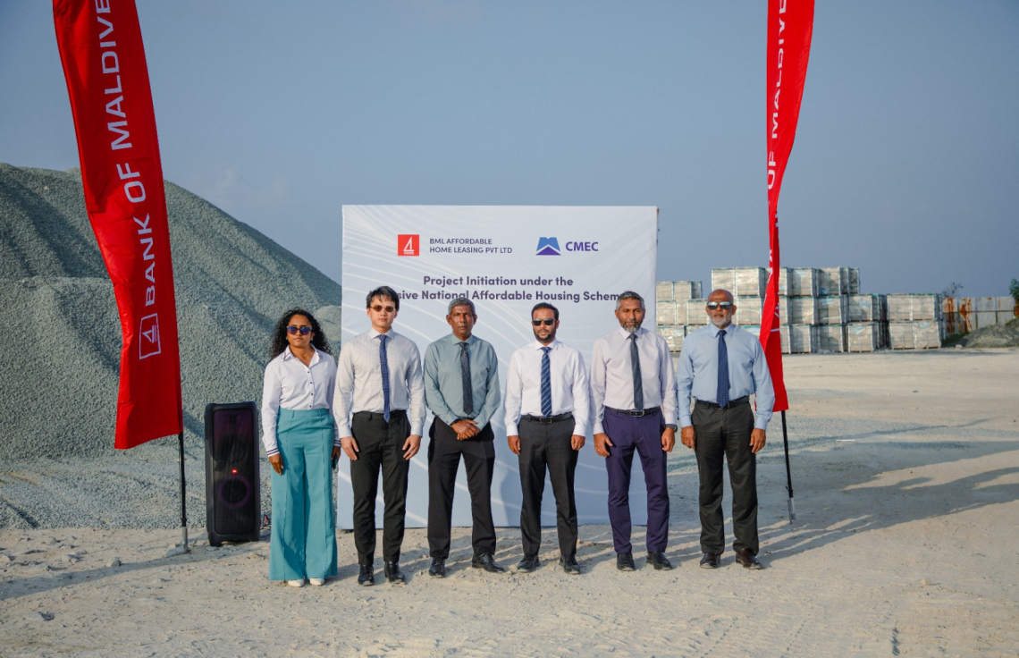 ހުޅުމާލޭގައި 1،224 އަގުހެޔޮ ފްލެޓު އިމާރާތް ކުރަން ބީއެމްއެލް އެފޯޑަބަލް ހޯމް ލީސިން ކޮމްޕެނީން ހަވާލުކުރި ޗައިނާގެ ސީއެމްއީސީގެ ބައެއް އިސްވެރިންނާ އެކު، ހައުސިން މިނިސްޓަރު މުއްތަލިބު އަދި ބީއެމްއެލްގެ ޗެއާޕާސަން އަހުމަދު އަދި އެޗްޑީސީގެ އެމްޑީ މިއަދު ފޮޓޯއަކަށް ހުއްޓިވަޑައިގެން.---ފޮޓޯ: ބީއެމްއެލް