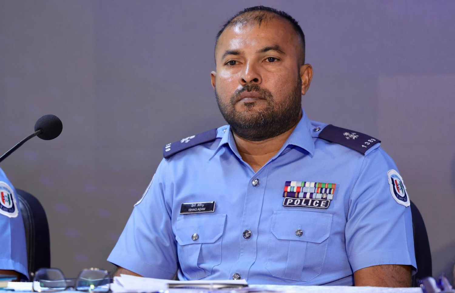 ގޭންގް ކްރައިމް އެންފޯސްމެންޓް ޑިޕާޓްމަންޓްގެ ހެޑް، ސުޕްރިންޓެންޑެންޓް އޮފް ޕޮލިސް އިސްހާގް އާދަމް މިއަދުގެ މީޑިއާ ބްރީފިންގައި ބައިވެރިވެވަޑައިގަންނަވަނީ.---ފޮޓޯ: ޕޮލިސް