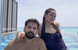 ބޮލީވުޑްގެ އެކްޓްރެސް ސޮނާކްޝީ ސިންހާ އާއި އޭނާގެ ފިރިމީހާ އަދި އެކްޓަރު ޒަހީރް އިގްބާލް ރިސޯޓުގައި އެމީހުން ތިބޭ ވޯޓާ ވިލާގެ ޕޫލުގައި.