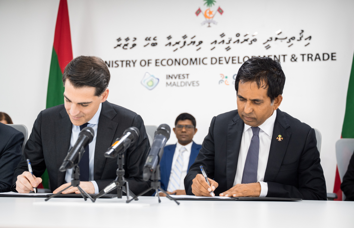 ސަސްޓެއިނަބުލް ޓައުންޝިޕް ތަރައްގީކުރުމުގެ އެއްބަސްވުމުގައި އިކޮނޮމިކް މިނިސްޓަރު މުހައްމަދު ސައީދާއި ކްރިސްޓަލް ހޯލްޑިންގްސްގެ ސީއީއޯ ޕީޓާރް ކާސްޓިޗް ސޮއިކުރައްވަނީ. ފޮޓޯ: ނިޝާން އަލީ/މިހާރު