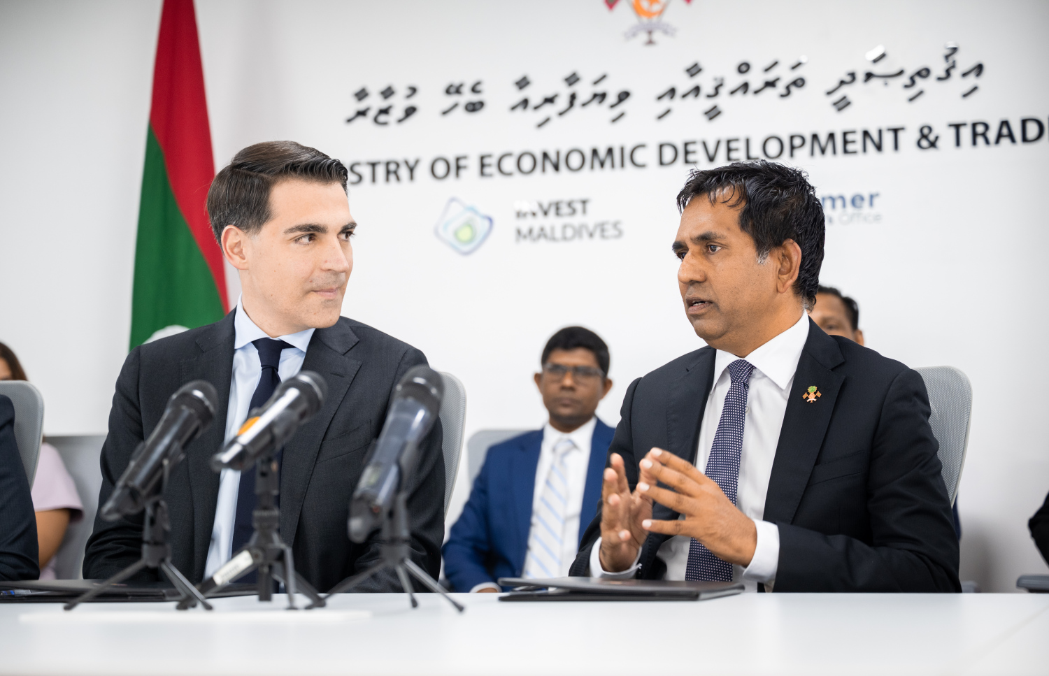 ސަސްޓެއިނަބުލް ޓައުންޝިޕް ތަރައްގީކުރުމުގެ އެއްބަސްވުމުގައި ސޮއިކުރެއްވުމަށް ފަހު އިކޮނޮމިކް މިނިސްޓަރު މުހައްމަދު ސައީދާއި ކްރިސްޓަލް ހޯލްޑިންގްސްގެ ސީއީއޯ ޕީޓާރް ކާސްޓިޗް ވާހަކަދައްކަވަނީ. ފޮޓޯ: ނިޝާން އަލީ/މިހާރު