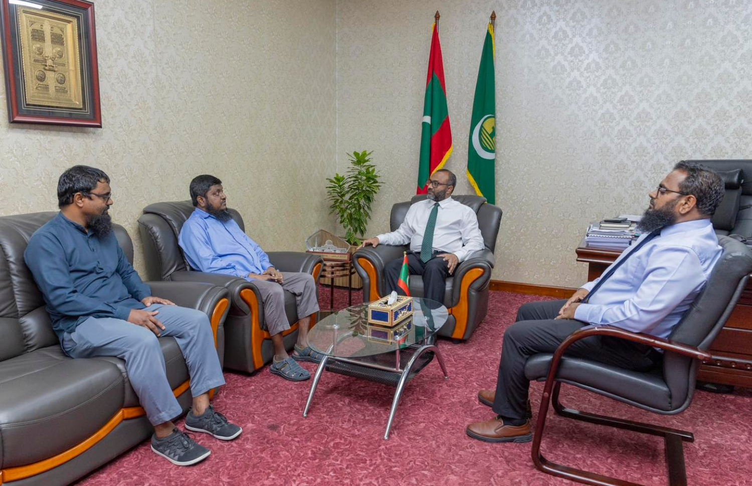 އިސްލާމިކް މިނިސްޓަރު ޝަހީމް، ޝައިހް މުހައްމަދު އިބްރާހީމް (ނައިފަރީ) އާ މިއަދު ބައްދަލުކުރައްވަނީ.-- ފޮޓޯ: މިނިސްޓްރީ