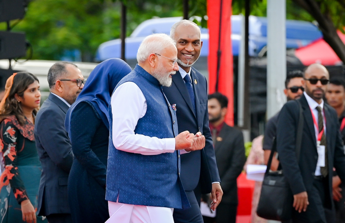 ޖުލައި 26، 2025: ރާއްޖޭގެ 60 މިނިވަން ދުވަހާ ދިމާކޮށް އިންޑިއާގެ ބޮޑުވަޒީރު ރާއްޖެ އަށް ކުރެއްވި ފުރަމާނާ ދަތުރުފުޅުގައި ޖުމްހޫރީ މައިދާނުގައި ބޭއްވި މިނިވަންދުވަހުގެ ކުޅިވަރުތައް ބެއްލެވުމަށް ފަހު ރައީސް ޑރ. މުހައްމަދު މުއިއްޒާ އެކު ވަޑައިގަންނަވަނީ.--- ފޮޓޯ: ނިޝާން އަލީ | މިހާރު