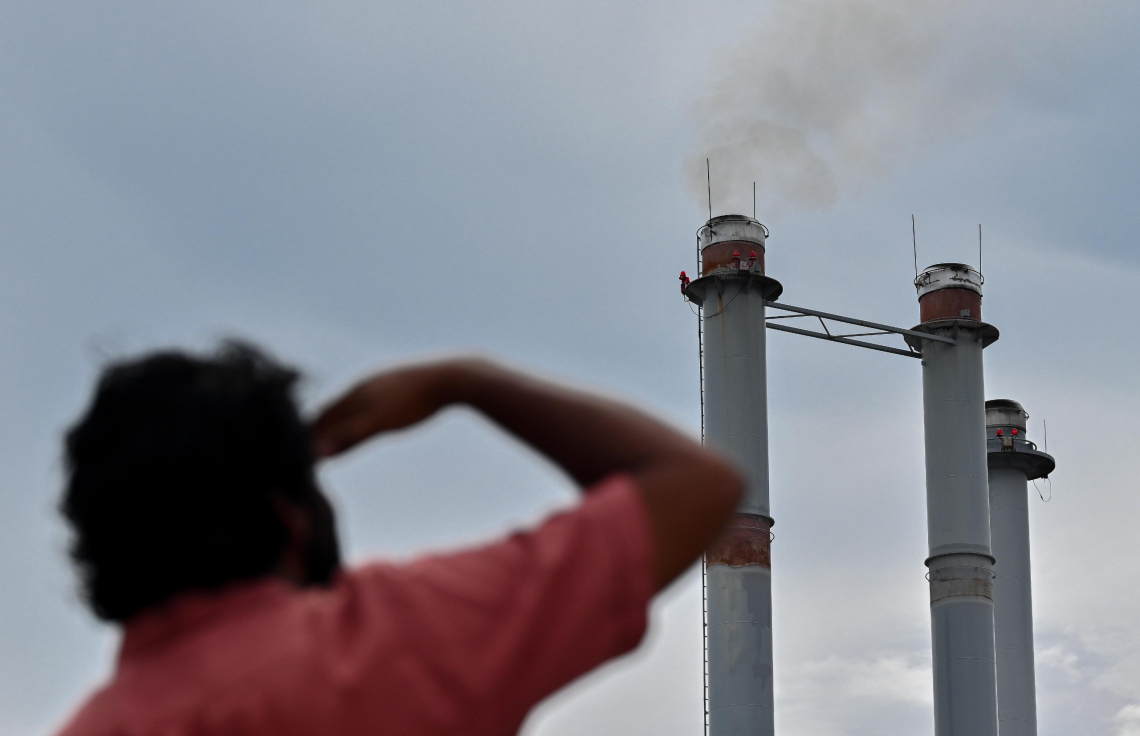 ޖޫން 1، 2025: ސްޓެލްކޯގެ އިންޖީނުތައް ނިވި މާލެ އާއި ހުޅުމާލެއިން ކަރަންޓު ކެނޑުމަށް ފަހު، އަލުން ކަރަންޓު ދިނުމަށް ޖެނެރޭޓަރުތައް ހިންގަން ފެށުމުން އިންޖީނުގޭގެ ދުން ހޮޅިތަކުން ދުން އަރާއިރު، މީހަކު އެ ދިމާލަށް ބަލަހަައްޓައިގެން.--- ފޮޓޯ: ފަޔާޒު މޫސާ | މިހާރު