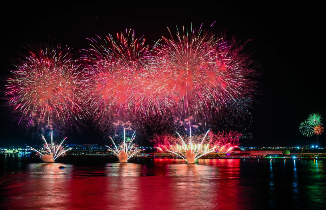 ޖުލައި 26، 2025: ވެލާނާ އިންޓަނޭޝަނަލް އެއާޕޯޓުގެ އާ ޓާމިނަލް ހުޅުވުމަށް އެރުވި ހަވާ. އެ ދުވަހު އެރުވި ހަވާ ވަނީ ދުނިޔޭގެ ރެކޯޑް ފޮތުން ޖާގަ ހޯދައިފައި.--- ފޮޓޯ: ނިޝާން އަލީ | މިހާރު