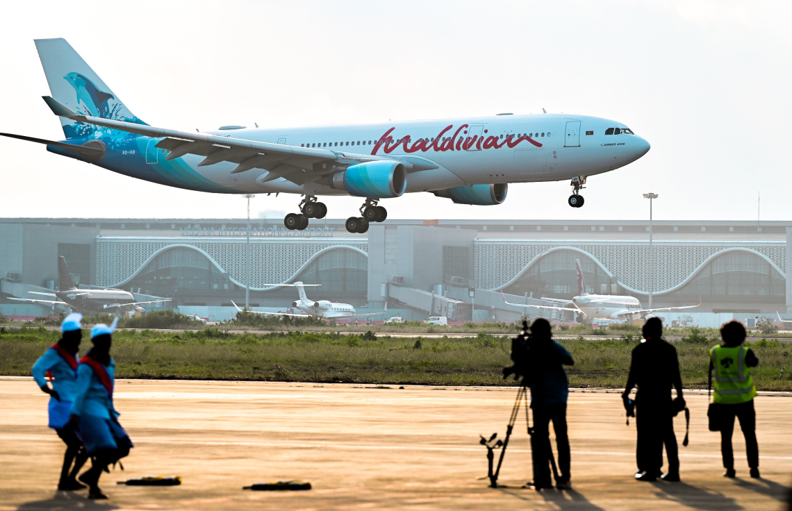 ޖެނުއަރީ 6، 2025: ރާއްޖޭގެ ގައުމީ އެއާލައިން މޯލްޑިވިއަނަށް ގެނައި އެއާބަސް އޭ330 ބޯޓު ނުވަތަ އެ އެއާލައިންގެ ފުރަތަމަ ވައިޑް-ބޮޑީ އެއާކްރާފްޓް ވެލާނާ އިންޓަނޭޝަނަލް އެއާޕޯޓަށް ޖައްސާ ވަގުތު ދިވެހި ސަގާފީ ހަރަކާތެއް ހުށަހަޅަނީ އަދި ބޯޓު ޖައްސާ މަންޒަރު ވީޑިއޯ ކުރަނީ.--- ފޮޓޯ: ނިޝާން އަލީ | މިހާރު