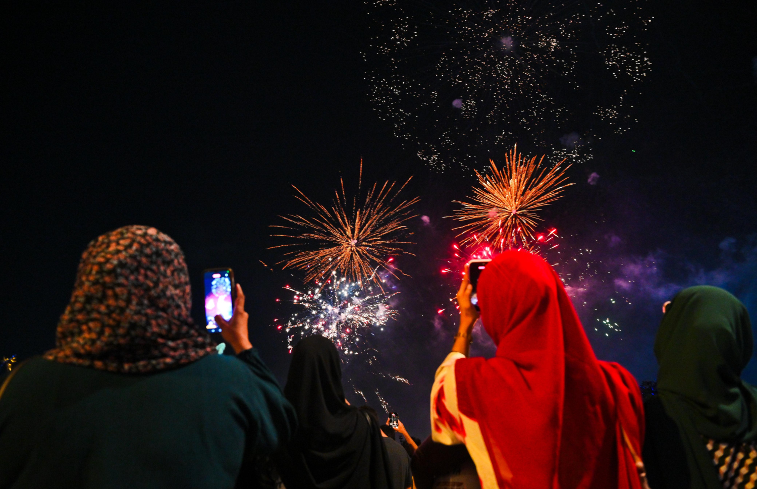 އާ އަހަރު ފެށުން ފާހަގަކުރުމަށް ހުޅުމާލޭ ސެންޓްރަލް ޕާކުގައި އެރުވި ހަވާގެ މަންޒަރުތައް ފޮޓޯ ނަގަނީ.---ފޮޓޯ: ފަޔާޒު މޫސާ| މިހާރު