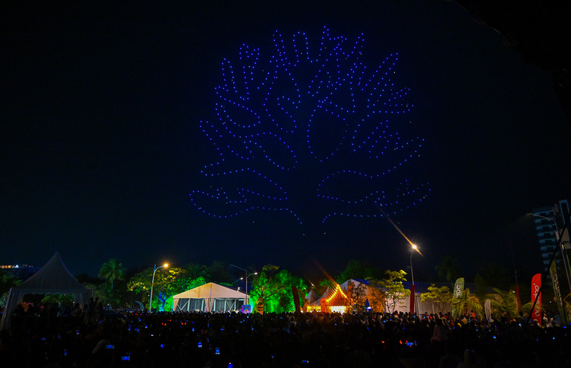 ރާއްޖެ އިން 2026 ވަނަ އަހަރަށް މަރުހަބާ ކިޔަން ބޭއްވި ފެސްޓިވަލްގައި ޕައިރޯ ޑްރޯން ޝޯގެ ހަރަކާތްތައް ދައްކާލަނީ. -- ފޮޓޯ: ފަޔާޒު މޫސާ | މިހާރު