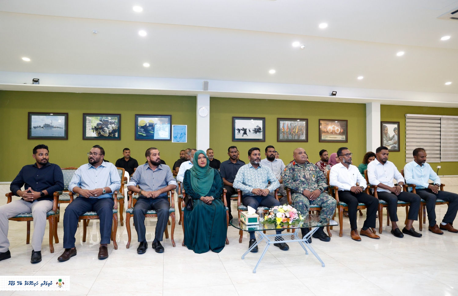 ކުޅިވަރުގެ ދާއިރާގެ ވަސީލަތްތައް 17 ރަށެއްގައި ގާއިމް ކުރުމަށް ސްޕޯޓްސް މިނިސްޓްރީ އާއި ސިވެކްުން ސޮއިކުރުމަށް ބޭއްވި ރަސްމިއްޔާތުގައި، ސްޕޯޓްސް މިނިސްޓަރު ރާފިއު އާއި އޭގެ ތެރެއިން ބައެއް ދާއިރާތަކުގެ މެމްބަރުން އަދި މިނިސްޓްރީގެ ބައެއް އިސްވެރިން ބައިވެރިވެވަޑައިގަންނަވަނީ.---ފޮޓޯ: ސްޕޯޓްސް މިނިސްޓްރީ