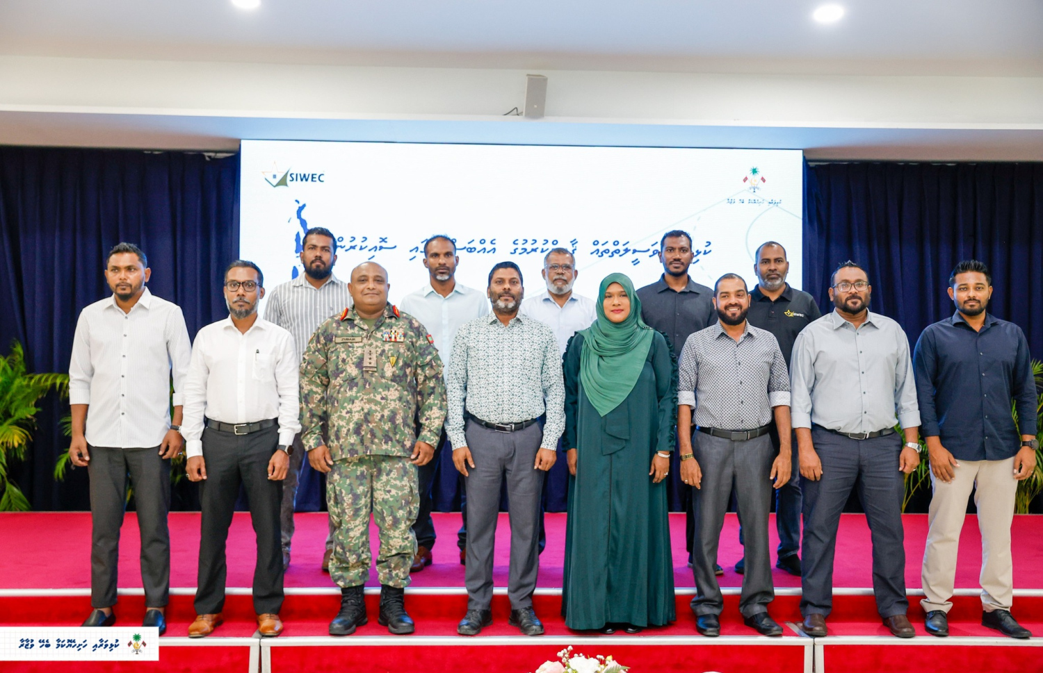 ކުޅިވަރުގެ ދާއިރާގެ ވަސީލަތްތައް 17 ރަށެއްގައި ގާއިމް ކުރުމަށް ސްޕޯޓްސް މިނިސްޓްރީ އާއި ސިވެކްުން ސޮއިކުރުމަށް ފަހު، ސްޕޯޓްސް މިނިސްޓަރު ރާފިއު އާއި އޭގެ ތެރެއިން ބައެއް ދާއިރާތަކުގެ މެމްބަރުން އަދި މިނިސްޓްރީގެ ބައެއް އިސްވެރިން ފޮޓޯއަކަށް ހުއްޓިވަޑައިގެން.---ފޮޓޯ: ސްޕޯޓްސް މިނިސްޓްރީ