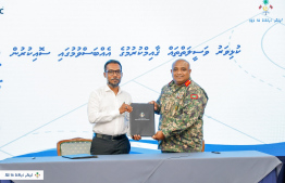 ކުޅިވަރުގެ ދާއިރާގެ ވަސީލަތްތައް 17 ރަށެއްގައި ގާއިމް ކުރުމަށް ސްޕޯޓްސް މިނިސްޓްރީ އާއި ސިވެކްުން ސޮއިކުރުމަށް ފަހު، އެ މިނިސްޓްރީގެ ސްޓޭޓް މިނިސްޓަރު ދިލްޝާން (ވ) އަދި ސިވެކްގެ އެމްޑީ ކާނަލް ޒުބައިރު އެއްބަސްވުމާ އެކު ފޮޓޯއަކަށް ހުއްޓިވަޑައިގެން.---ފޮޓޯ: ސްޕޯޓްސް މިނިސްޓްރީ