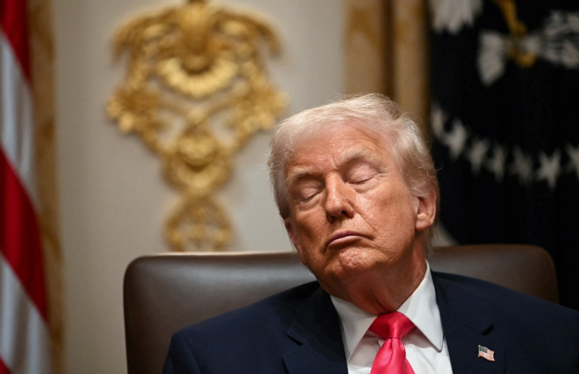 އެމެރިކާގެ ރައީސް ޑޮނަލްޑް ޓްރަމްޕު ބައްދަލުވުމެއްގެ ތެރޭގައި ނިދިޖެހިފައި. -- ފޮޓޯ: އޭއެފްޕީ