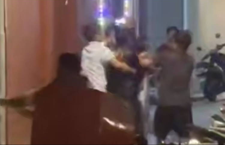 ބިދޭސީން ހިންގި މާރާމާރީއެއްގައި ދެ މީހުން ހައްޔަރު