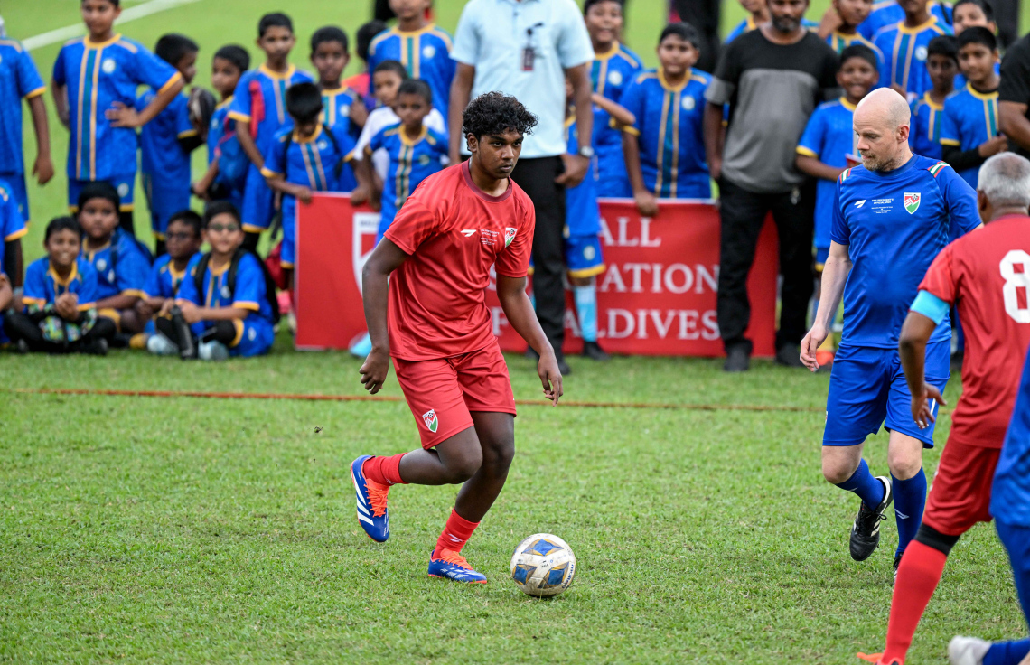 ނިއުގެ ބީ ޓީމުގައި ރައީސްގެ ދަރިކަލުން ހިމަނައިފި