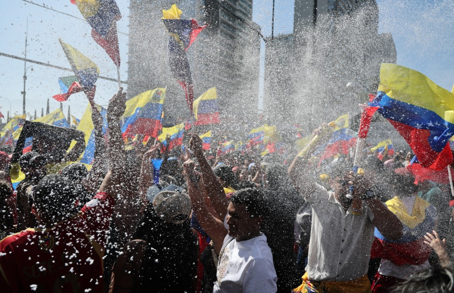 ޗިލީގައި އުޅޭ ވެނެޒުއޭލާ ބަޔަކު، ރައީސް ނިކޮލަސް މަދޫރޯ އެމެރިކާއިން އަތުލައިގަތުމުން އުފާ ފާޅުކުރަނީ. -- ފޮޓޯ: އޭއެފްޕީ