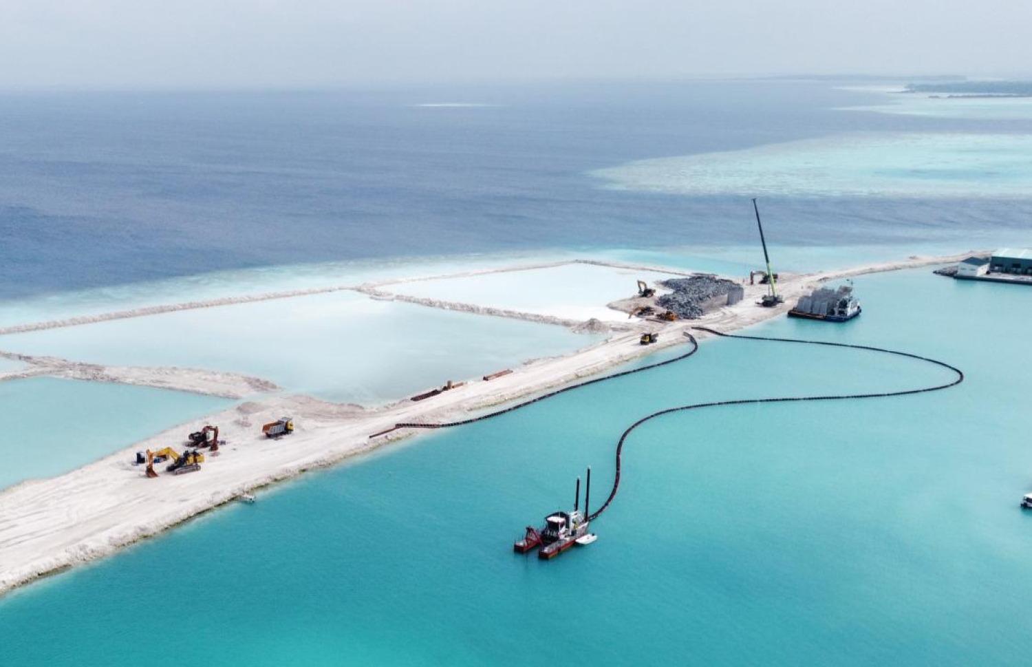 ގދ. ތިނަދޫގެ ބިން ހިއްކުމުގެ މަސައްކަތް ކުރިއަށް ދަނީ. -- ފޮޓޯ: އެމްޓީސީސީ