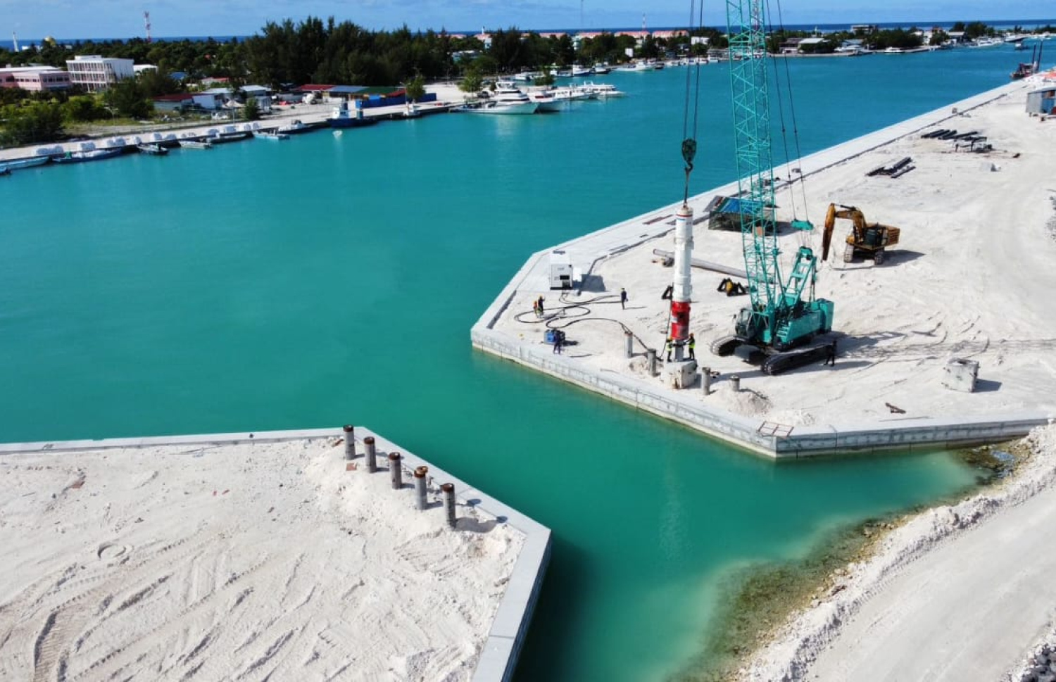 ގދ. ތިނަދޫގެ ބިން ހިއްކުމުގެ މަސައްކަތް ކުރިއަށް ދަނީ. -- ފޮޓޯ: އެމްޓީސީސީ