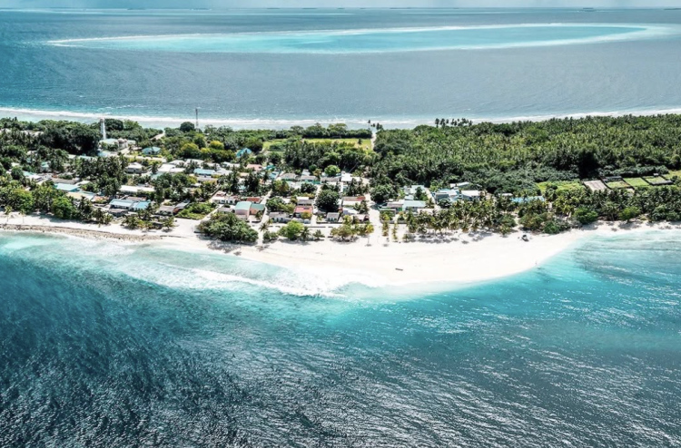 ކިނޮޅަސް ބޭރުން ކަނޑުމަތިން މަރުވެފައި އޮތް މީހެއް ފެނިއްޖެ