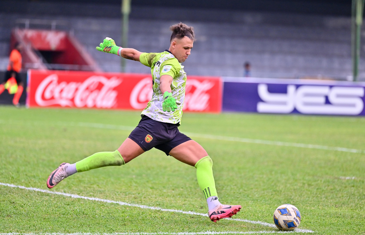 ދިވެހި ޕްރިމިއާ ލީގުގެ ދެވަނަ ބުރުގއި މާޒިޔާ އާއި ޔޫވީ ކުޅުނު މެޗުގެ ތެރެއިން ޔޫވީގެ ކީޕަރު އަލީ އާދިލް މުސްތޮފާ ބޯޅަ ފޮނުވާލަނީ: އޭނާ ވަނީ މެޗުގައި ބޮޑު ގޯހެއް ހަދާފަ --- ފޮޓޯ: ފަޔާޒު މޫސާ | މިހާރު