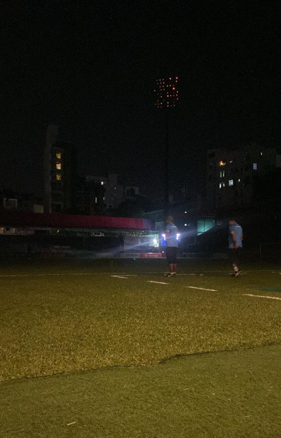 ރޭގެ މެޗުގައި ދަނޑުގެ ބޮކިތަށް ނިވިފައި: އެ މައްސަލަ ކުރިމަތިވުމުން ގާތްގަނޑަކަށް 25 މިނެޓަށް ކުޅުން މެދުކަނޑާލި --- ފޮޓޯ: ފަޔާޒު މޫސާ | މިހާރު