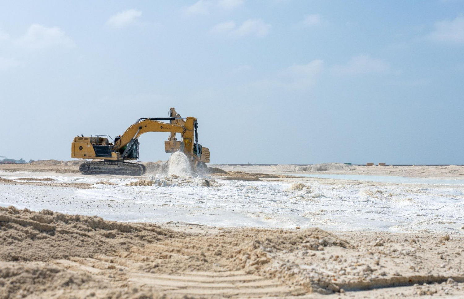 ރަސްމާލެ ހިއްކުމުގެ މަސައްކަތަށް ކުރަނީ.-- ފޮޓޯ: އެމްއޭސީއެލް