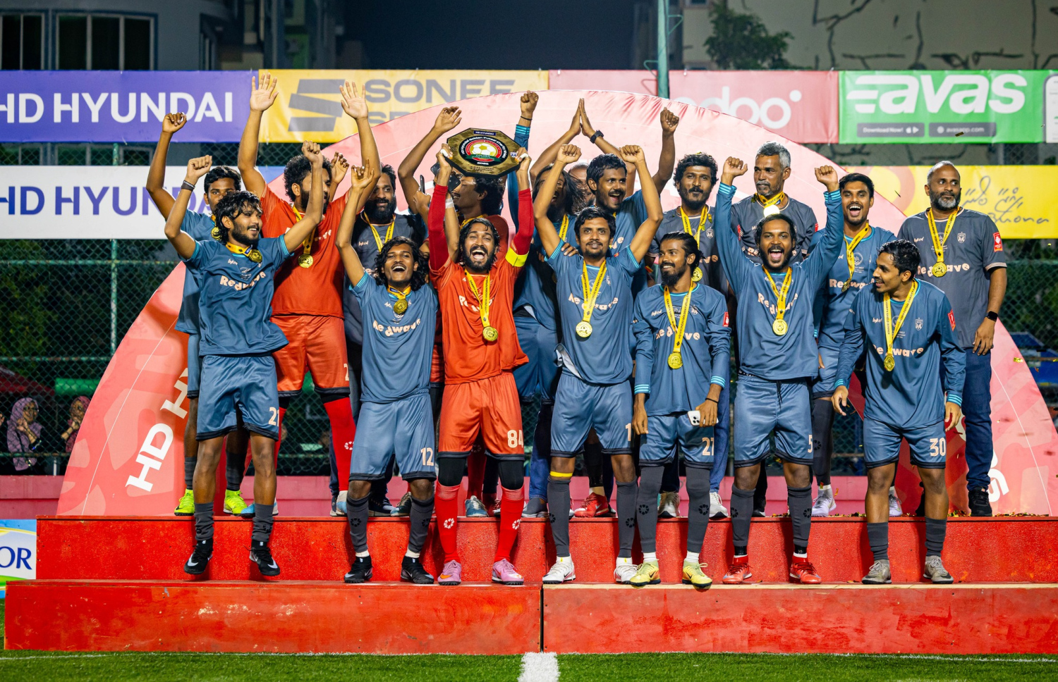 ގޯލްޑަން ޗެރިޓީ ޝީލްޑް އުފުލާލަނީ.-- ފޮޓޯ: ޖީއެފްއޭ/ އިމޭޖަސް