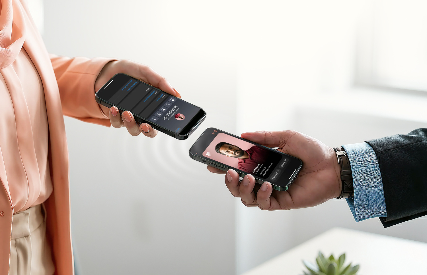 "ހިއުމަންލޮޓް"އަށް ތައާރަފްކޮށްފައިވާ ބިޒްނަސް ކާޑު ފީޗާ ބޭނުން ކުރަނީ. -- ފޮޓޯ: ލޫޕްކްރާފްޓް