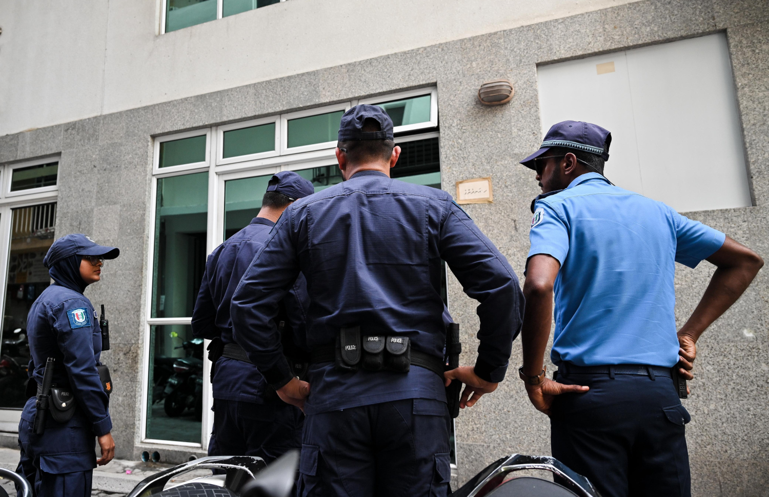 ހ. އަނދުންގެއަށް ފުލުހުން ވަންނަން މަސައްކަތްކުރަނީ-- ފޮޓޯ: ފަޔާޒު މޫސާ| މިހާރު