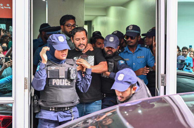 އަންހެނުންގެ ގެއަށް ސަނީ ވެއްދުމުން ހަމަނުޖެހުން ހިންގައިފި