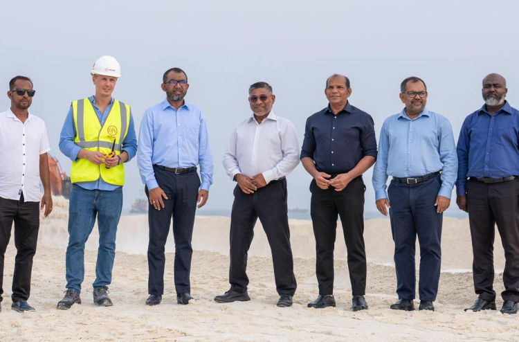 އެންމެ ބޮޑު ޑްރެޖަރުން ދިއްދޫ އެއާޕޯޓުގެ ބިން ހިއްކަން ފަށައިފި