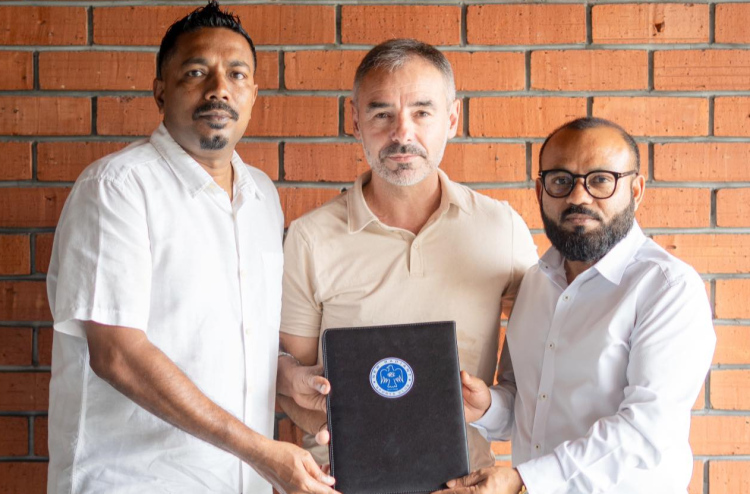 ނިއު އަށް ސްޕެއިނުގެ ޓެކްނިކަލް ޑިރެކްޓަރެއް